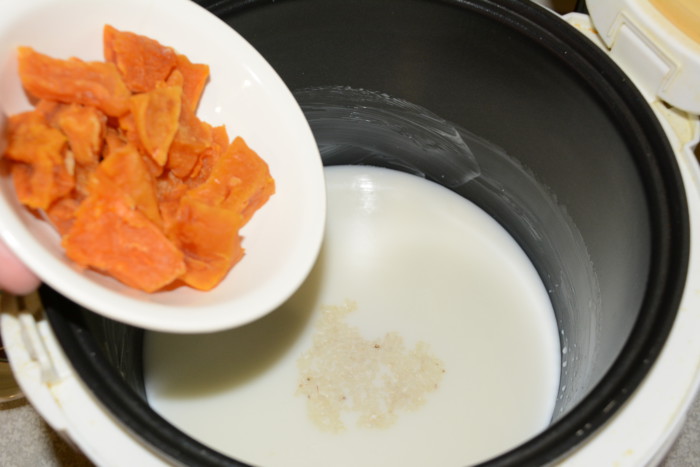 Молочна рисова каша в мультиварці з цукатами із гарбуза