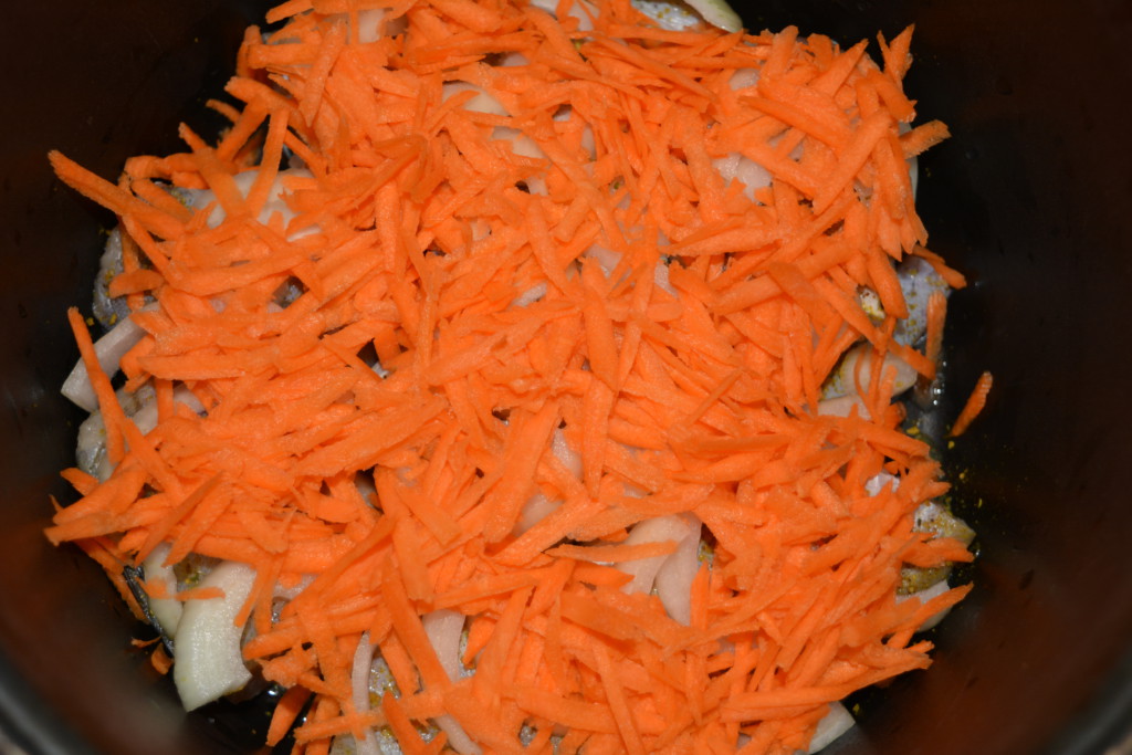 Викладаємо моркву на цибулю