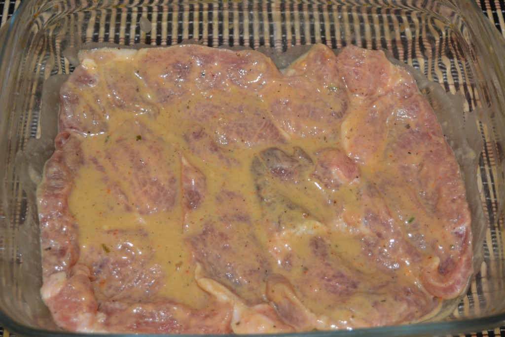 Соковита свинина з грибами, сиром і овочами запечена в духовці