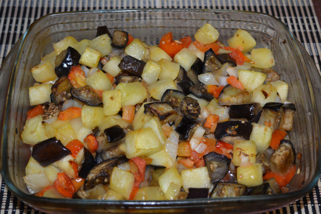 Овочеве соте з баклажанами і кабачками в духовці