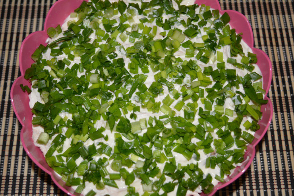 Листковий салат з куркою, грибами і огірком