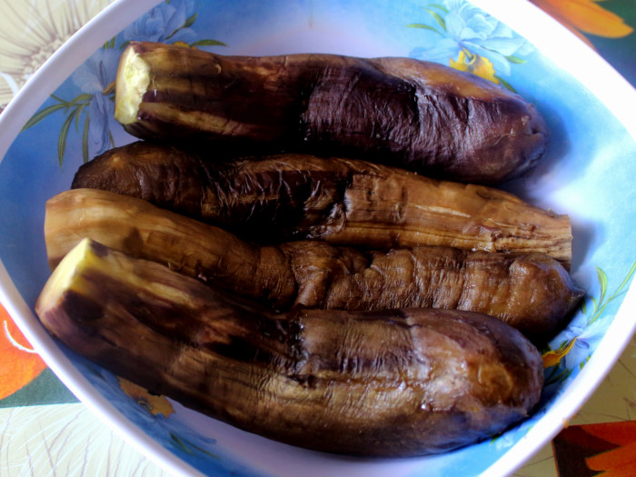 Смачні баклажани як гриби - гарячий салат з баклажанів з майонезом