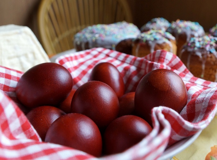 Фарбовані яйця в цибулинні