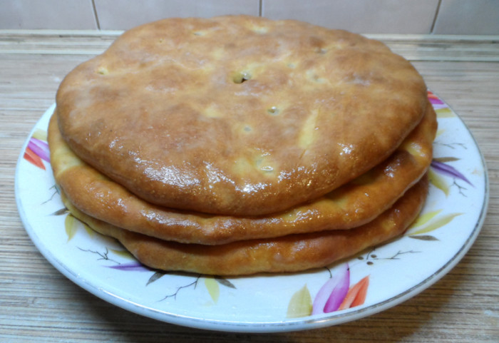 Осетинські пироги з сиром, м'ясом і картоплею