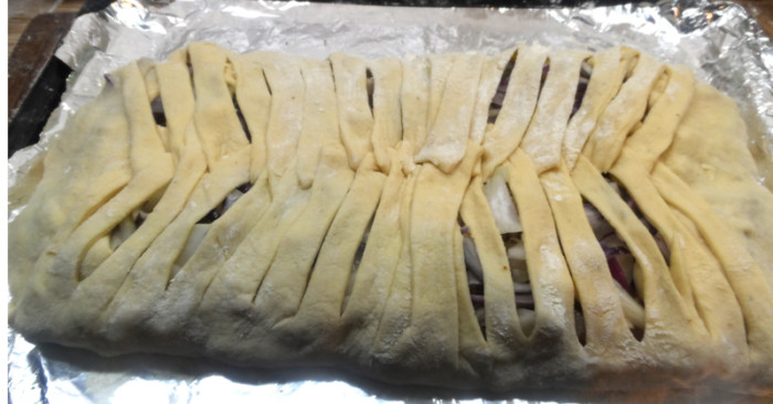 Рибний пиріг-плетінка з дріжджового тіста