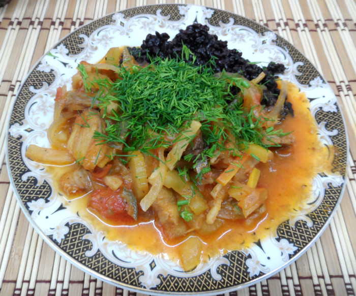 Риба тушкована з овочами і рисом на гарнір