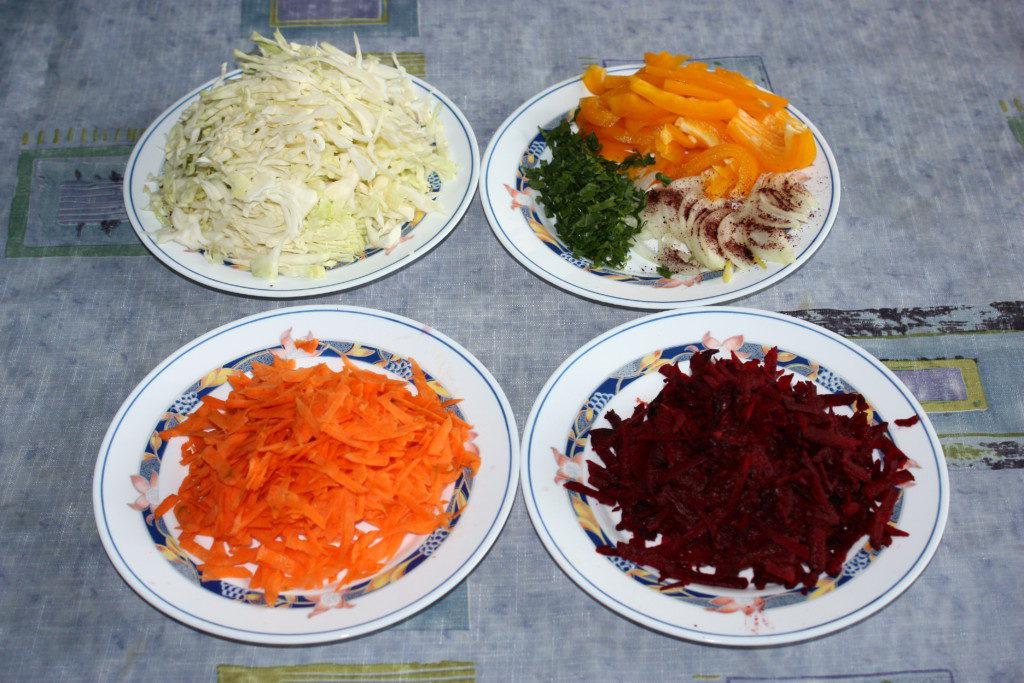 Вітамінний салат з капусти та інших свіжих овочів