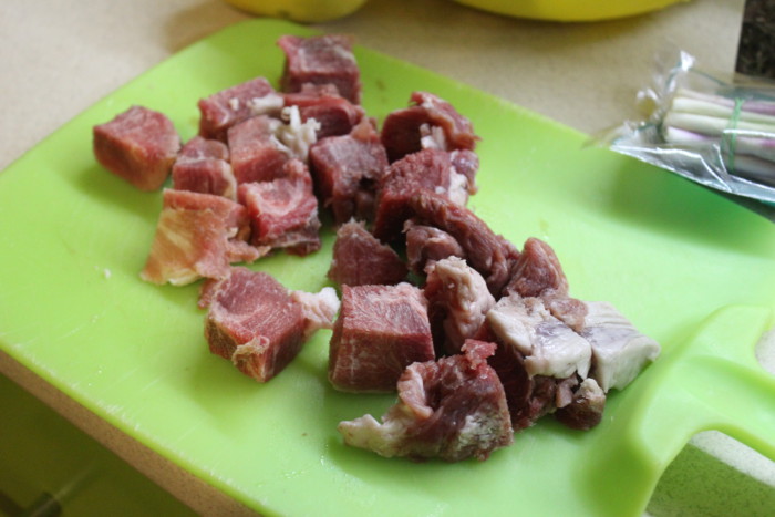 Свинина з грушами і розмарином - ситне і просте святкове блюдо на швидку руку