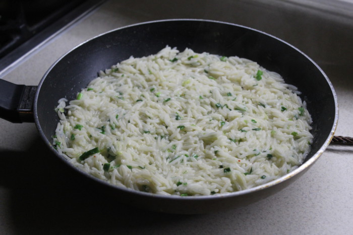 Рис зі сметаною на сковороді – простий і смачний гарнір з рису