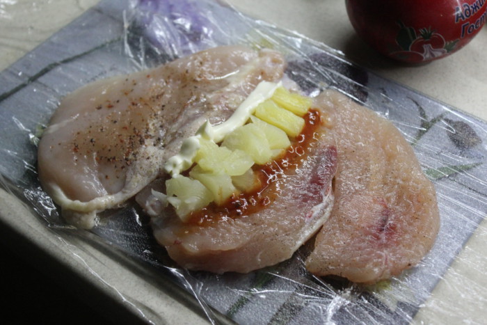 Курячі рулети з курагою і ананасами - смачна і ситна закуска до святкового столу