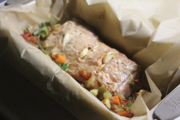 Свиняча корейка з овочами - смачне святкове блюдо швидкого приготування