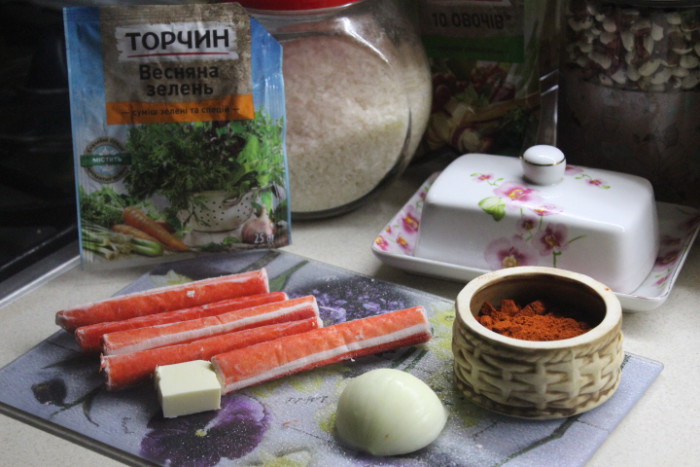 Ароматний рис з крабовими паличками - смачний і ситний гарнір