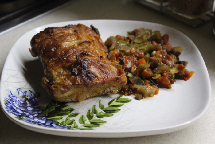 Свиняча корейка з овочами - смачне святкове блюдо швидкого приготування