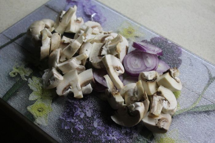 Гречаний суп з грибами на вершковому маслі