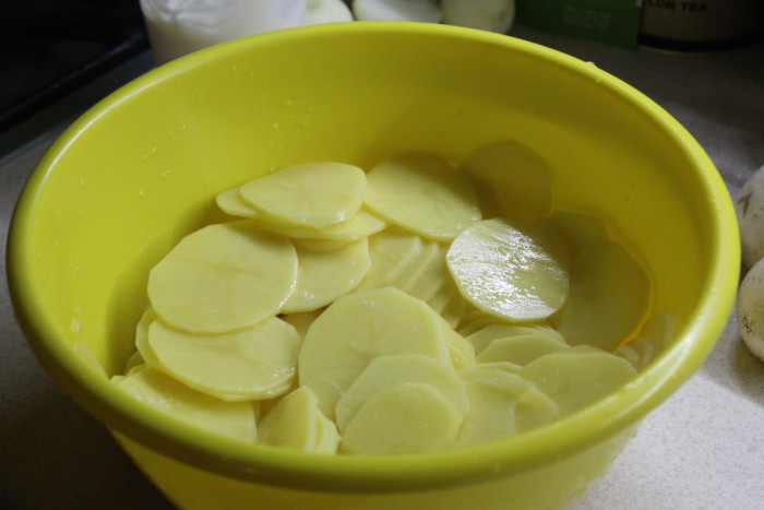 Картопляний гратен з часниковим соусом - смачний і ароматний гарнір на швидку руку