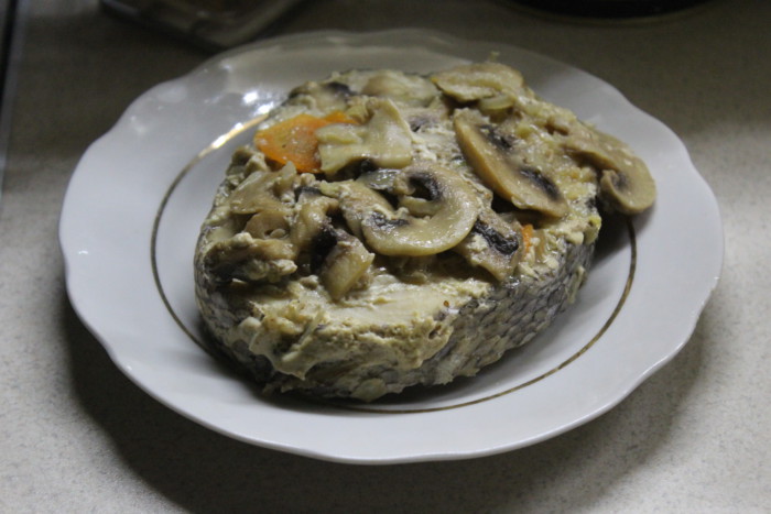 Норвезький запечений хек з грибами і овочами під пікантним соусом