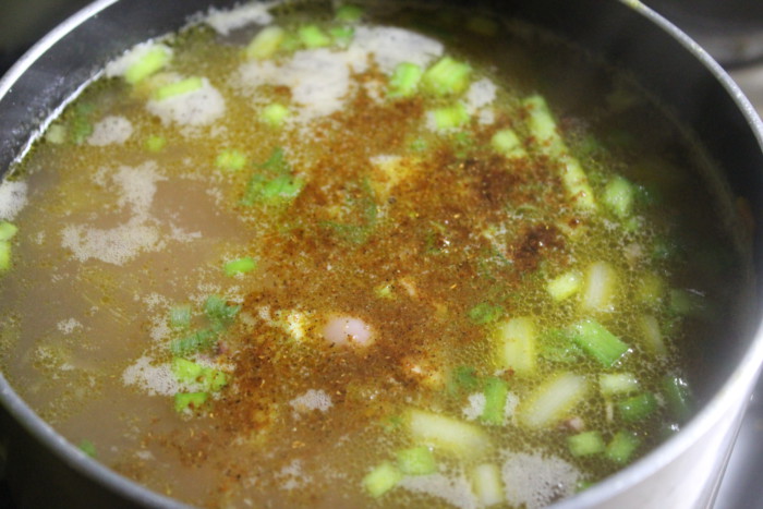 Пряний суп з морським коктейлем: креветками, мідіями, кальмарами і осьминожками