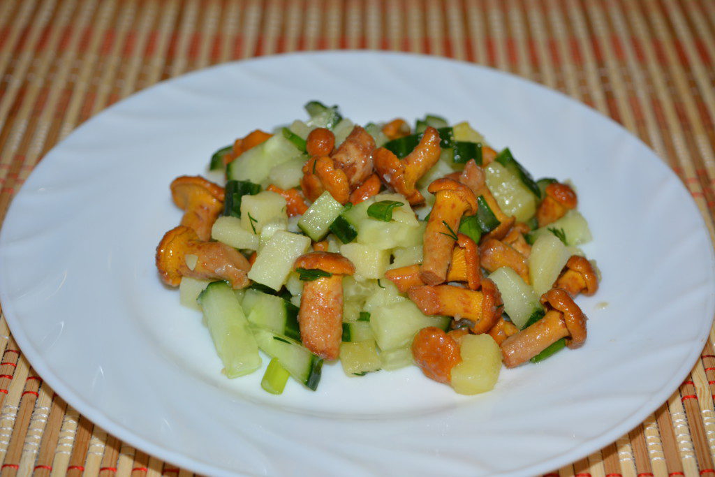 Салат з маринованими грибами, огірками і картоплею